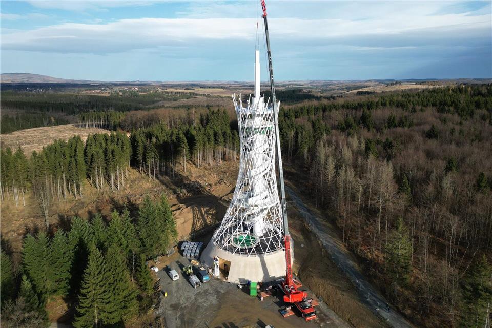 In Rothesütte im Harz soll ab Oktober die Hexen-Erlebniswelt „HEX“ öffnen - Hauptattraktion: Ein Aussichtsturm in Form eines Hexenbesens. (Archivbild)Matthias Bein/dpa