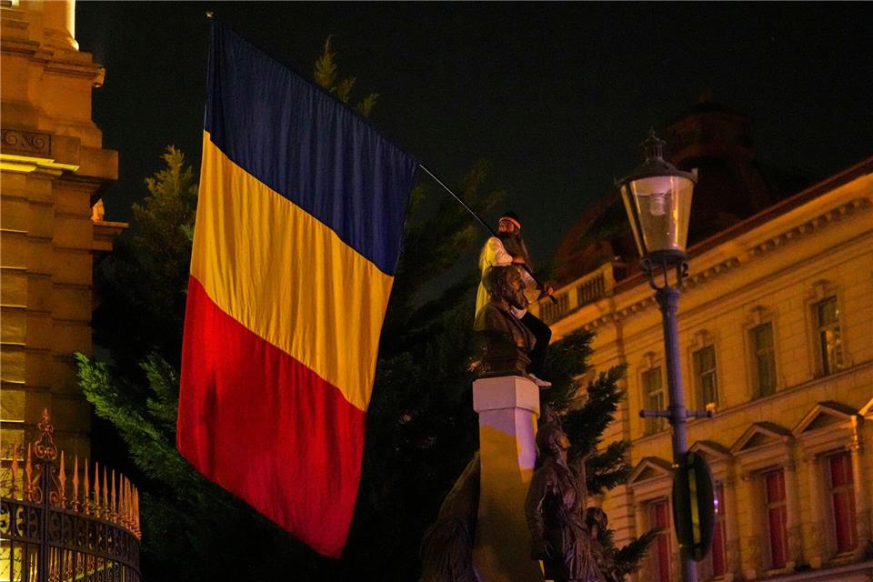 In Rumänien ist eine Autofahrerin mit zu hohem Tempo gestoppt worden. (Symboldbild) Vadim Ghirda/AP/dpa