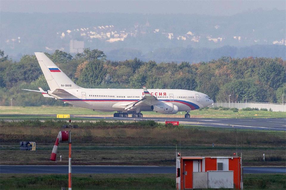 In Russland registrierte Flugzeuge dürfen wegen der Sanktionen im Kontext des Ukraine-Kriegs eigentlich nicht mehr in EU-Staaten fliegen.Jan Ohmen/dpa