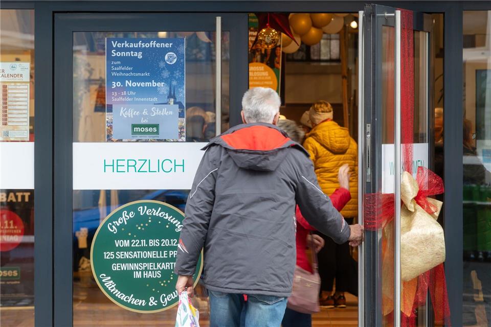 In Saalfeld und mehreren anderen Thüringer Städten konnten die Kunden am ersten Advent durch die Geschäfte bummeln.Michael Reichel/dpa