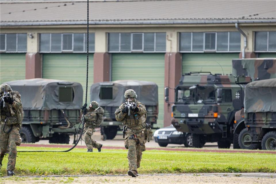 In Saarlouis befinden sich bereits Bundeswehreinheiten. (Archivbild)Laszlo Pinter/dpa