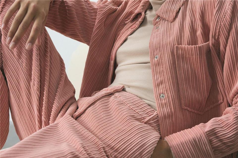 In Sachen Farbe punktet man mit Cord-Teilen von Opus in Pudertönen wie Rosa (Cordhose ca. 90 Euro, Shirt ca. 50 Euro, Cordhemd ca. 80 Euro).Opus/dpa-tmn