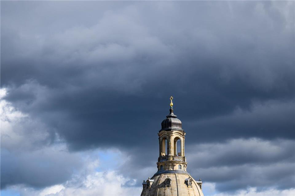 In Sachen werden ab dem Abend Gewitter erwartet. (Archivbild)Robert Michael/dpa