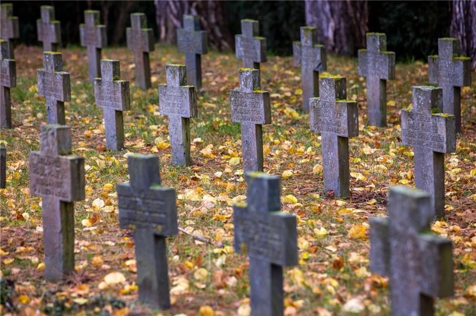 In Sachsen-Anhalt gibt es annähernd 1.000 Orte mit Kriegsgräberstätten und 38.000 Kriegstoten. (Archivbild)Jens Büttner/dpa