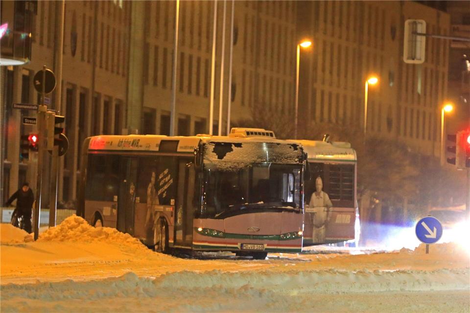 In Sachsen-Anhalt gibt es bei Schnee und Glätte erhebliche Verkehrsbehinderungen. (Archivbild)Peter Gercke/dpa-Zentralbild/dpa