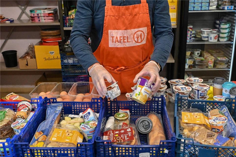 In Sachsen-Anhalt machen die hohen Spritpreisen den Tafeln zu schaffen. (Archivbild)Patrick Pleul/dpa