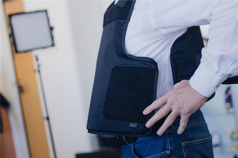 In Sachsen-Anhalt müssen Gerichtsvollzieher seit April vergangenen Jahres Schutzwesten tragen. (Symbolbild)Marius Becker/dpa