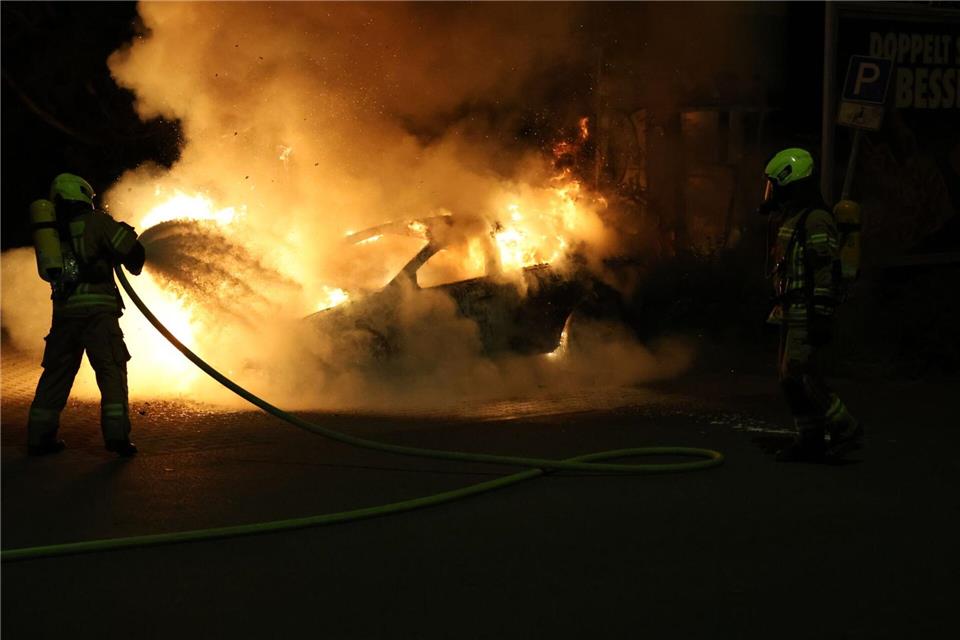 In Sachsen-Anhalt sind 2025 Hunderte Autos nach Brandstiftungen in Flammen aufgegangen. (Symbolbild)Christian Sappeck/BLP/dpa