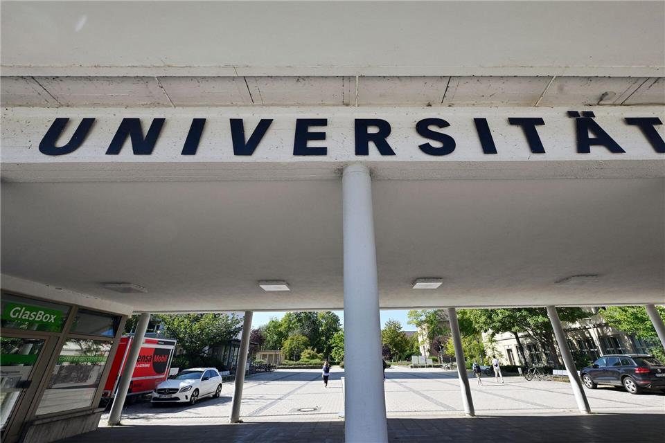 In Sachsen-Anhalt sind mehr Akademiker arbeitslos als im vergangenen Jahr. (Archivbild)Martin Schutt/dpa