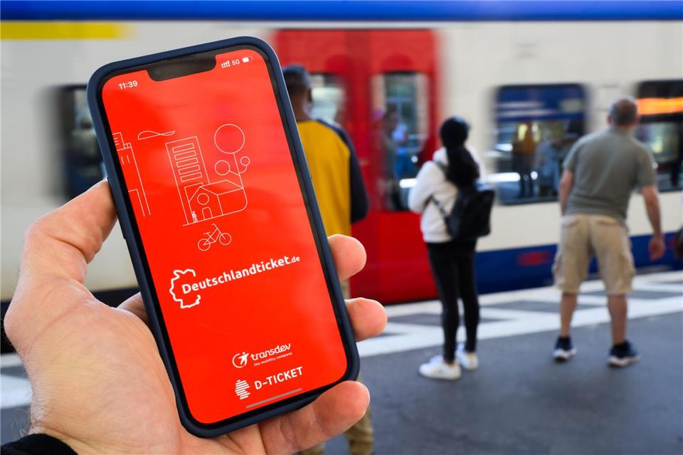In Sachsen-Anhalt stößt die Idee eines verpflichtenden Deutschlandtickets für Bürgergeldempfänger auf Skepsis (Symbolbild) Julian Stratenschulte/dpa