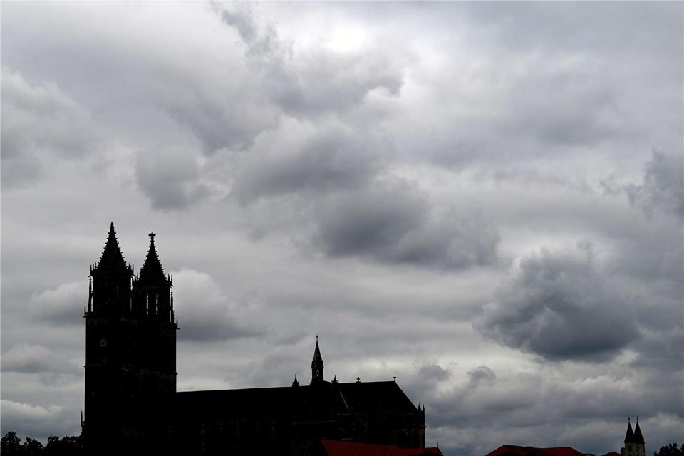 In Sachsen-Anhalt wechseln sich in den kommenden Tagen Sonne, Wolken, Schauer und einzelne Gewitter ab. (Symbolbild) Hendrik Schmidt/dpa-Zentralbild/dpa