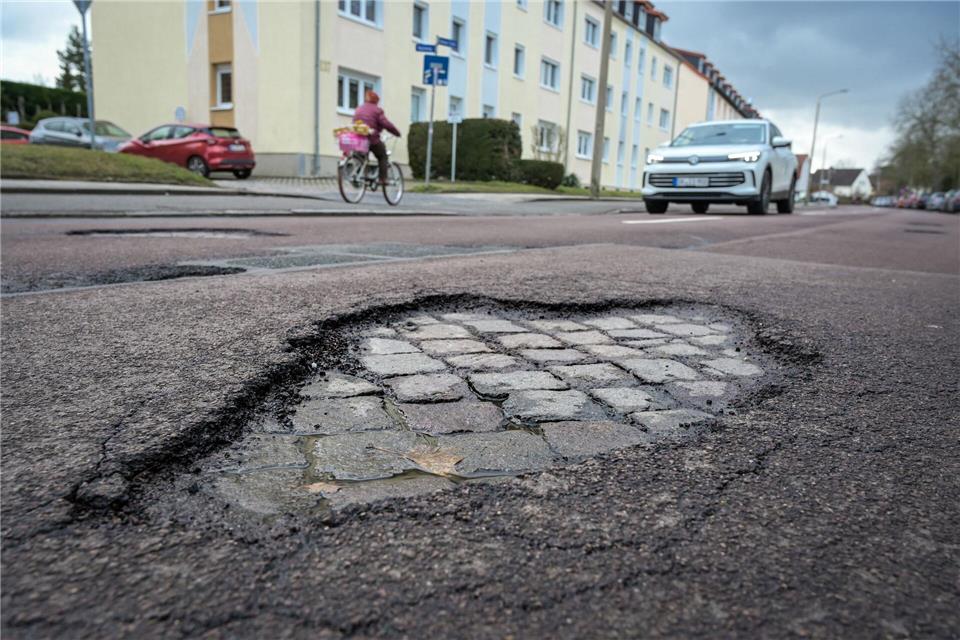 In Sachsen, Sachsen-Anhalt und Thüringen haben die Behörden nach dem Winter viele Straßenschäden festgestellt.Heiko Rebsch/dpa