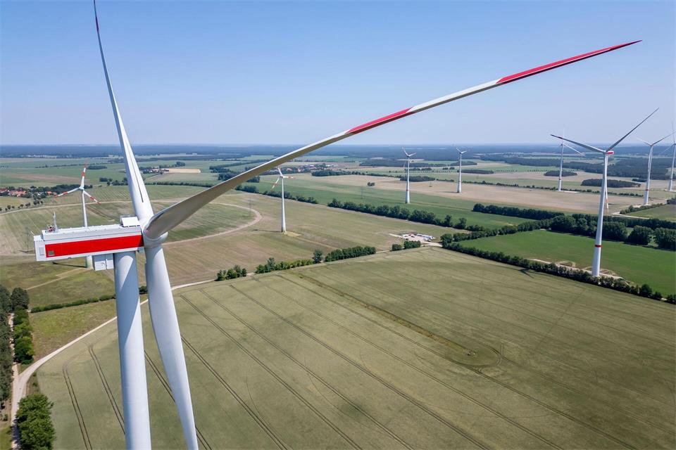In Sachsen gibt es einen neuen Erlass zur Genehmigung von Windrädern. (Symbolbild)Jan Woitas/dpa