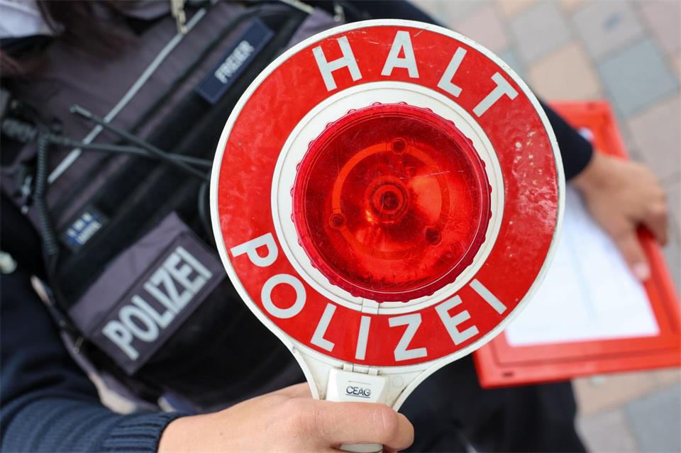 In Sachsen hat die Polizei zahlreiche Geschwindigkeitsverstöße erfasst. (Symbolbild)Peter Gercke/dpa