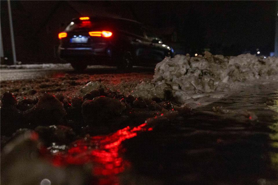 In Sachsen ist am Morgen noch einmal mit glatten Straßen zu rechnen. Daniel Wagner/dpa