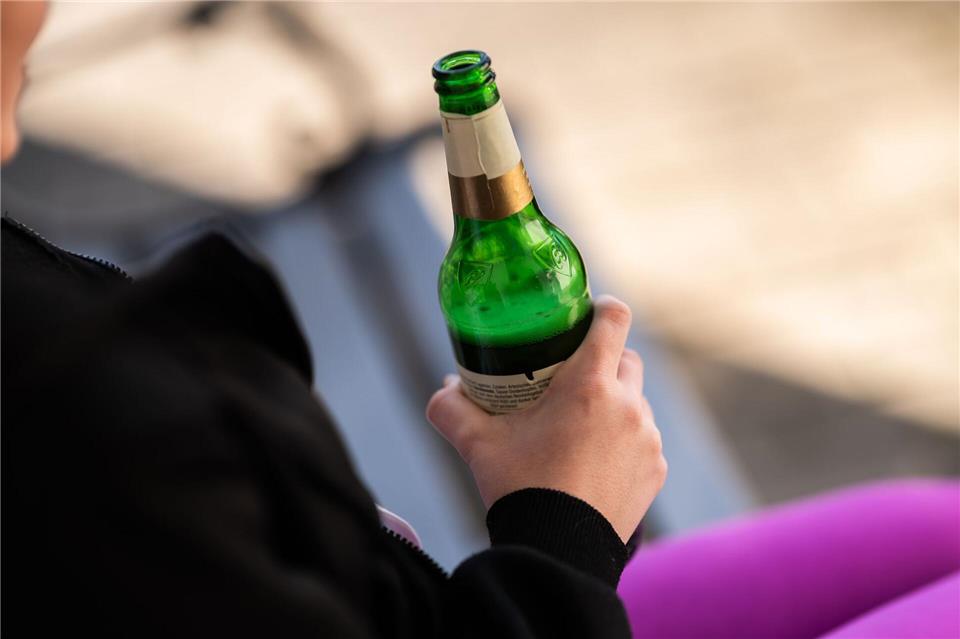 In Sachsen ist die Zahl der Kinder und Jugendlichen, die wegen eines Alkoholrausches ins Krankenhaus eingeliefert wurden, deutlich zurückgegangen. (Symbolbild)Silas Stein/dpa