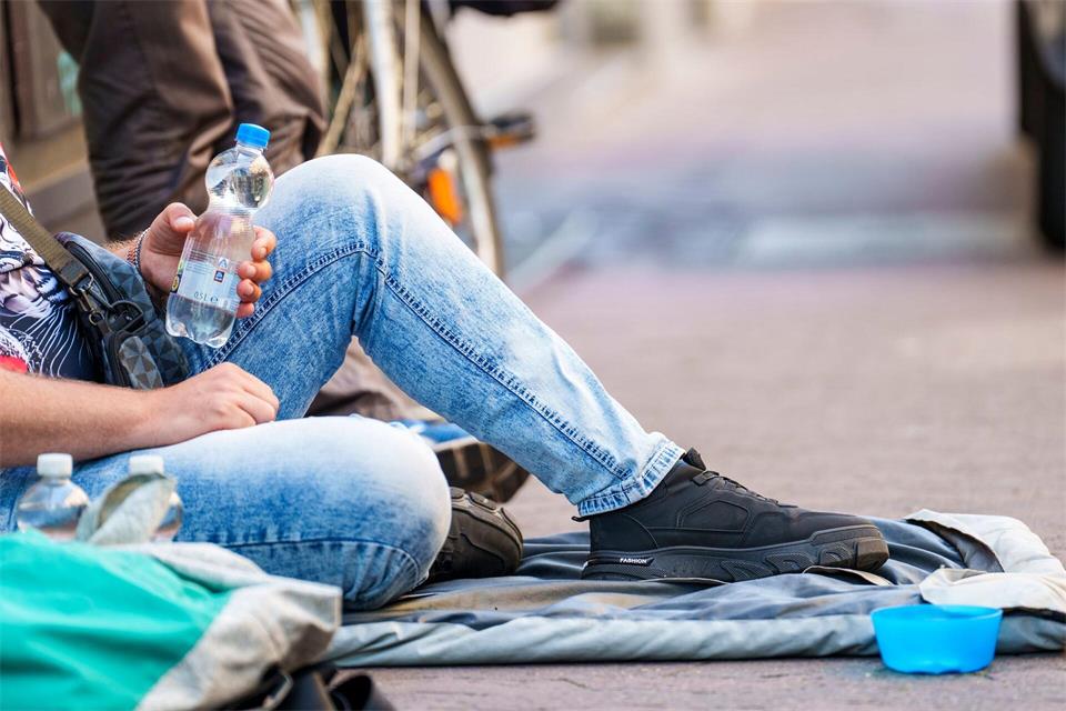 In Sachsen ist die Zahl der untergebrachten Wohnungslosen erstmals seit 2022 zurückgegangen. (Symbolbild)Andreas Arnold/dpa