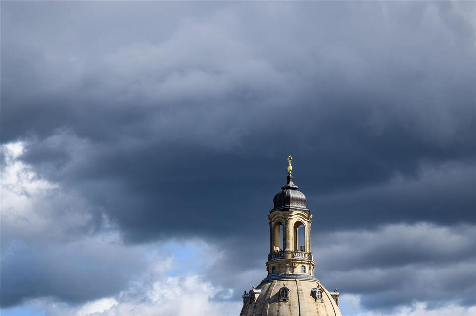In Sachsen sind ab dem Mittag Gewitter möglich. (Symbolbild)Robert Michael/dpa