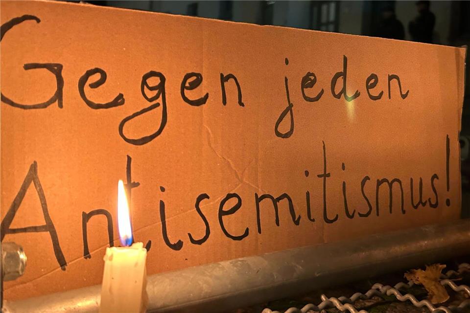 In Sachsen sind im vergangenen Jahr erneut mehr als 200 antisemitische Straftaten verübt worden (Symbolbild). Sven Kaeuler/dpa