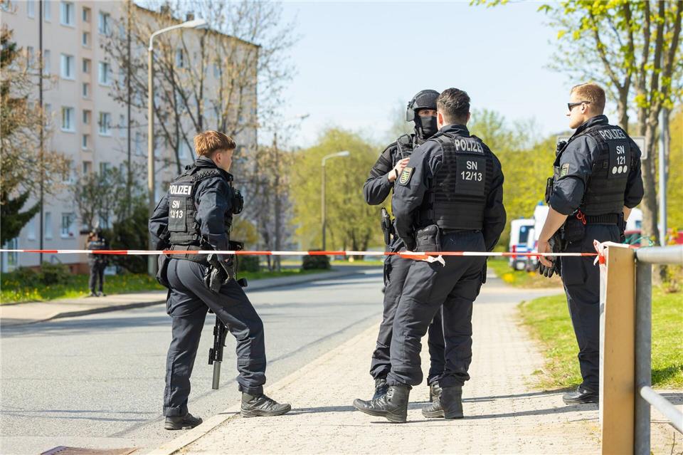 In Sachsen sind zwei Leichen und ein Schwerverletzter im Bereich eines Mehrfamilienhauses gefunden worden.Jürgen Lösel/dpa