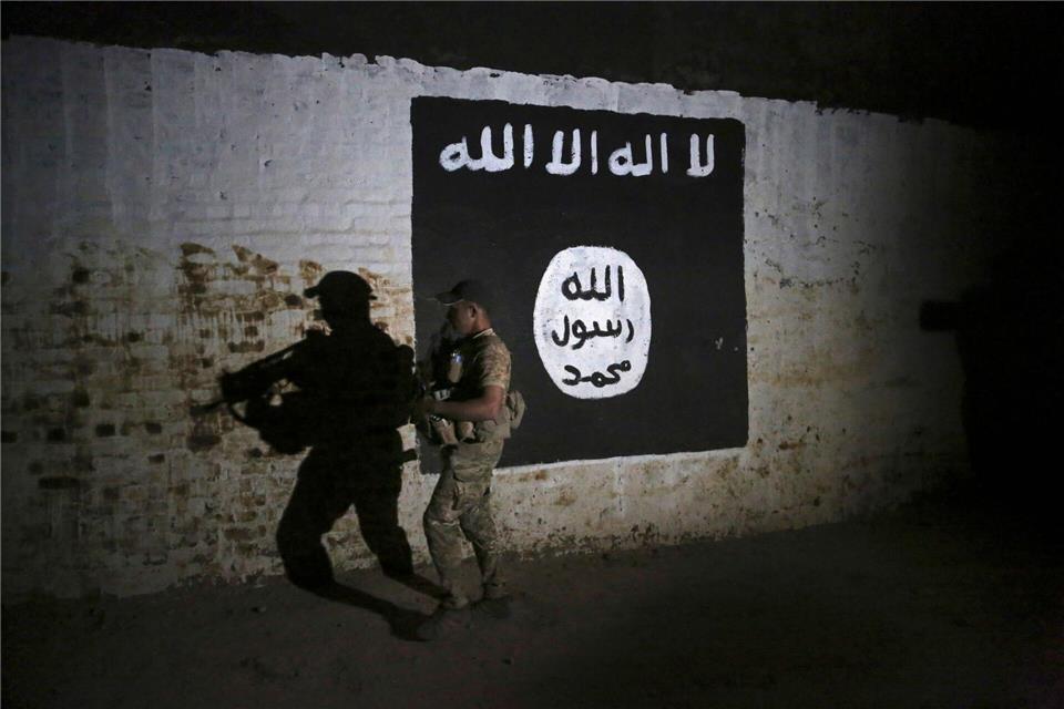 In Sachsen sind zwei mutmaßliche Kämpfer der Terrororganisation Islamischer Staat verhaftet worden. (Symbolbild)Khalid Mohammed/AP/dpa
