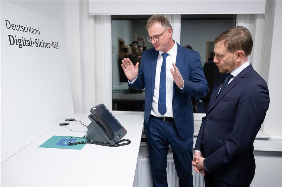 In Sachsen soll ein Testbetrieb für eine hochsichere Telefonie-Lösung starten. Sebastian Kahnert/dpa