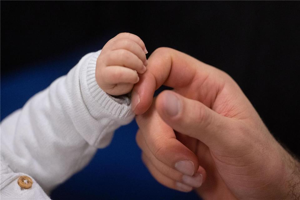 In Sachsen sprangen im vergangenen Jahr zwei Babynamen von Platz drei auf Platz eins. (Symbolbild)Marijan Murat/dpa