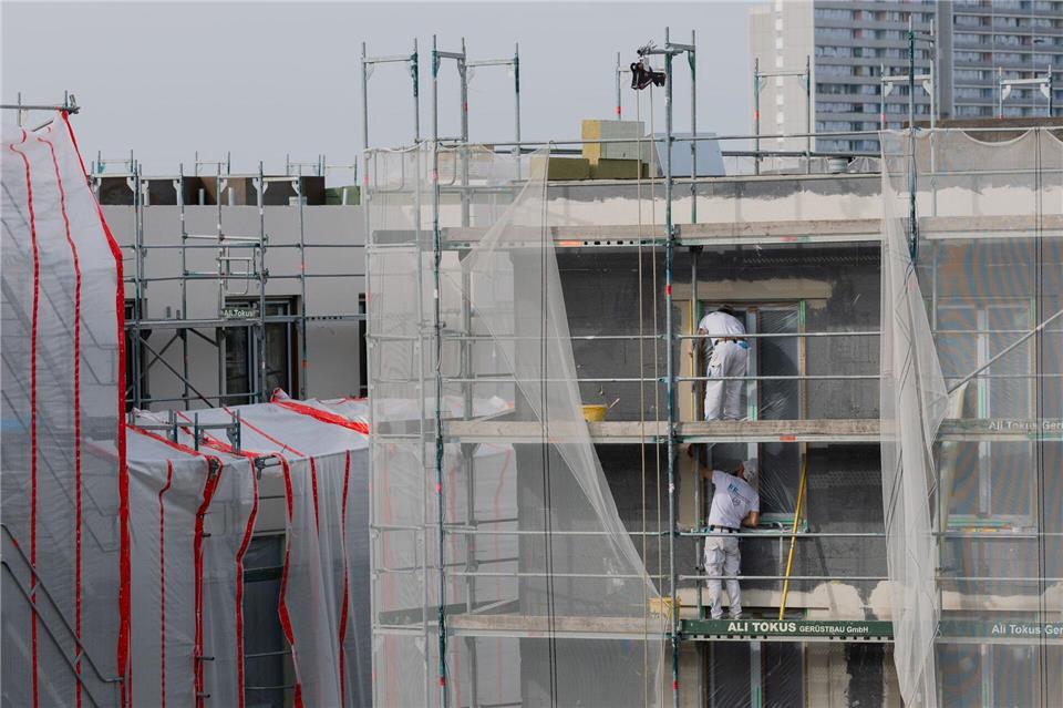 In Sachsen war auch 2025 das Baugewerbe mit 1.514 Stunden die Branche mit der längsten Pro-Kopf-Arbeitszeit. (Symbolbild)Rolf Vennenbernd/dpa