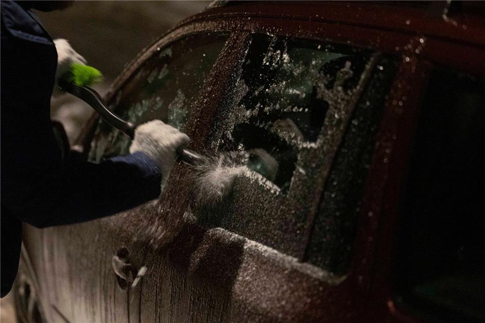 In Sachsen waren die Autos am Dienstag vereist.Daniel Wagner/dpa