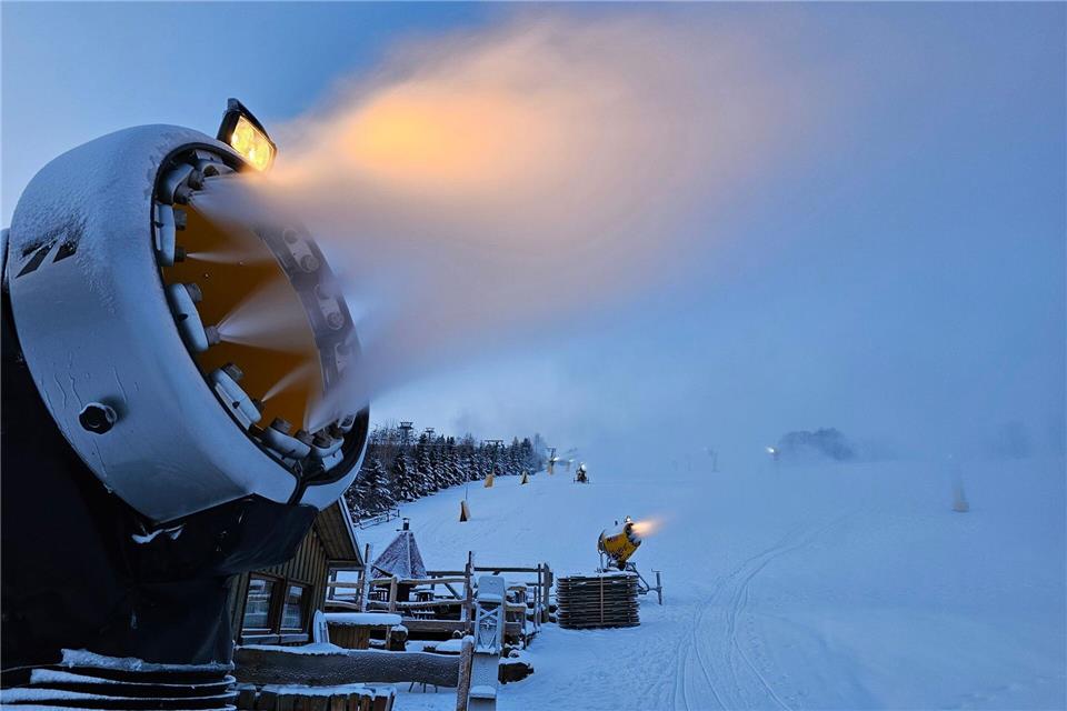 In Sachsens Wintersportgebieten laufen die Schneekanonen.Mike Müller/dpa