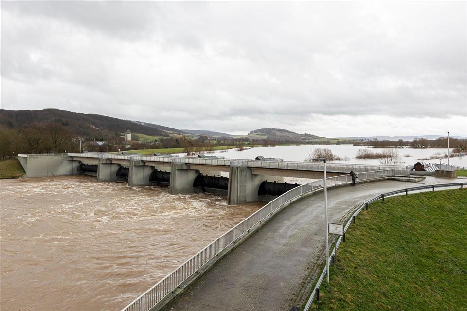 In Salzderhelden im Landkreis Northeim gibt es bereits ein Hochwasserrückhaltebecken. (Archivfoto)Michael Matthey/dpa