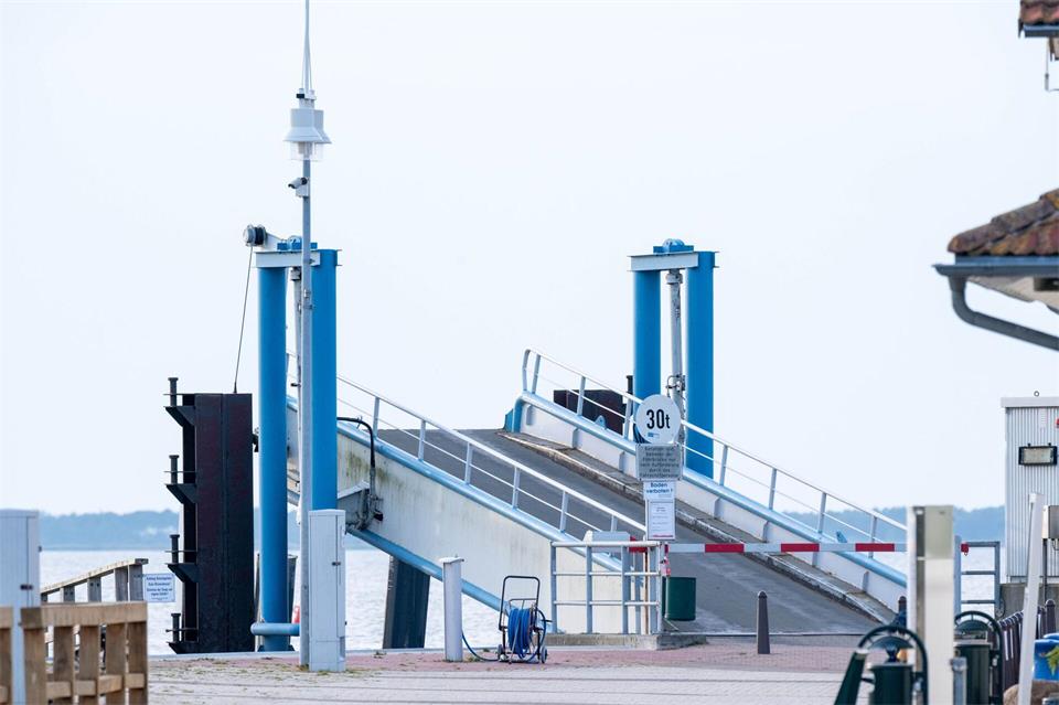 In Schaprode soll künftig ein Landstromanschluss die Batterien der „Wittow“ auffüllen.Stefan Sauer/dpa