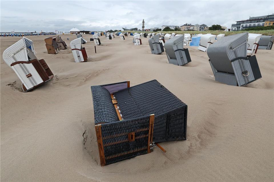 In Schieflage: Stürmisches Wetter an der OstseeBernd Wüstneck/dpa