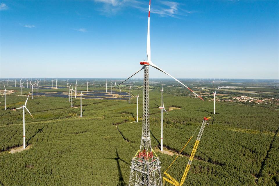 In Schipkau entsteht ein riesiges Windrad, mit dem ein neuer Weltrekord aufgestellt werden soll.Frank Hammerschmidt/dpa