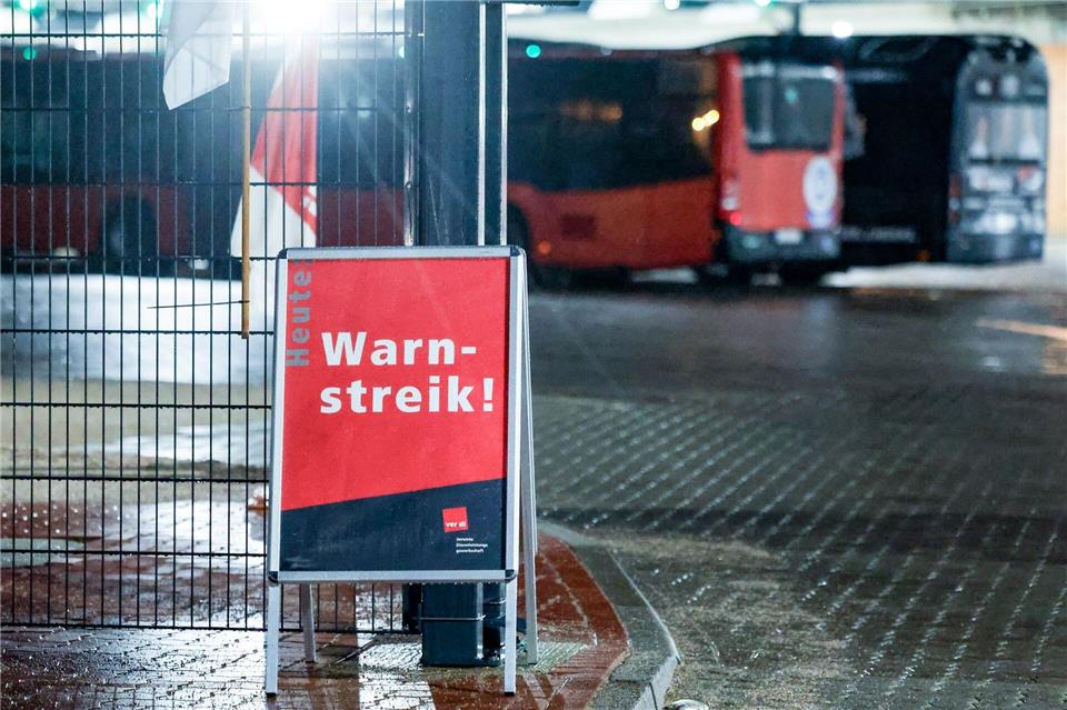 In Schleswig-Holstein gibt es heute Warnstreiks bei den kommunalen Busunternehmen in Kiel, Lübeck, Flensburg und Lübeck. (Symbolbild)Axel Heimken/dpa
