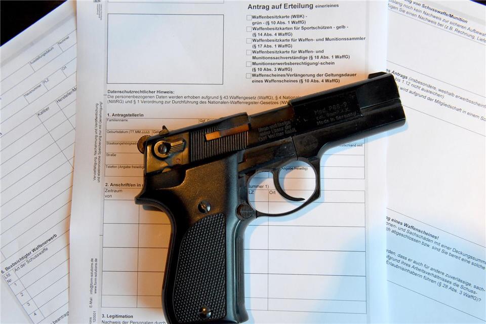 In Schleswig-Holstein gibt es mehr Kleine Waffenscheine, aber weniger scharfe Waffen. (Symbolbild)Carsten Rehder/dpa