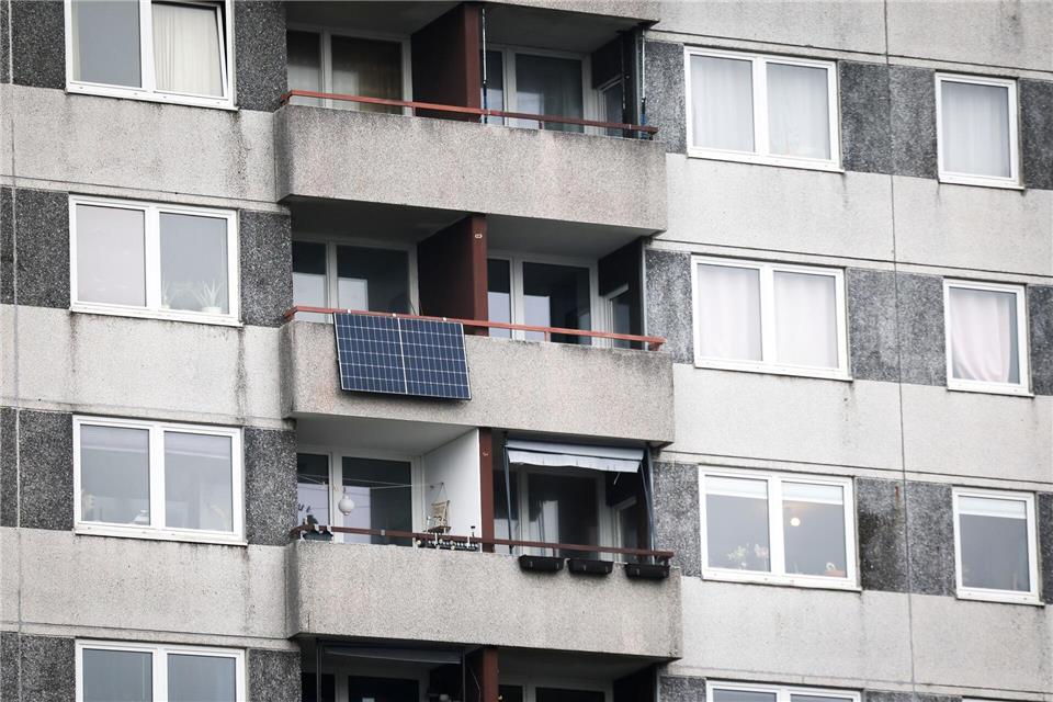In Schleswig-Holstein sind dieses Jahr bis Ende November ungefähr 16.400 Balkonkraftwerke installiert worden. (Symbolbild)Christian Charisius/dpa