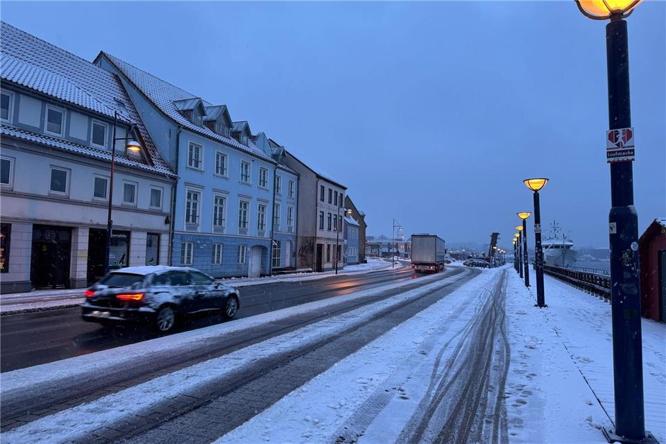In Schleswig-Holstein und Hamburg schneit es vorerst weiter - ab Mittwoch soll der Schneefall dann nachlassen. (Symbolbild)Birgitta von Gyldenfeldt/dpa