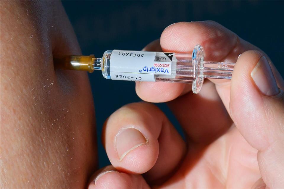 In Schleswig-Holstein wird die Grippeschutzimpfung nach Zahlen der Barmer nicht ausreichend genutzt. (Symbolbild) Julian Stratenschulte/dpa