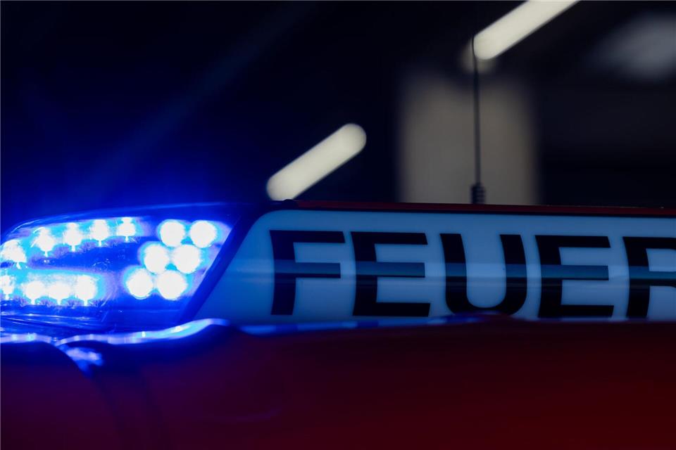 In Schleusingen hat ein Hausbrand einen Schaden von etwa 200.000 Euro verursacht. (Symbolbild)Rolf Vennenbernd/dpa