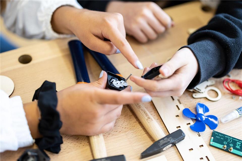 In Schul-AGs experimentieren Schülerinnen und Schüler, werkeln, spielen Theater und vieles mehr. (Symbolbild)Matthias Balk/dpa