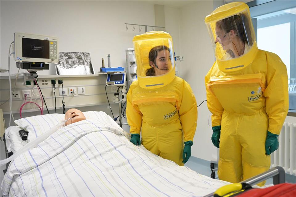 In Schutzanzügen arbeiten die Ärzte auf der Sonderisolierstation am Patienten - hier eine Puppe.Malin Wunderlich/dpa