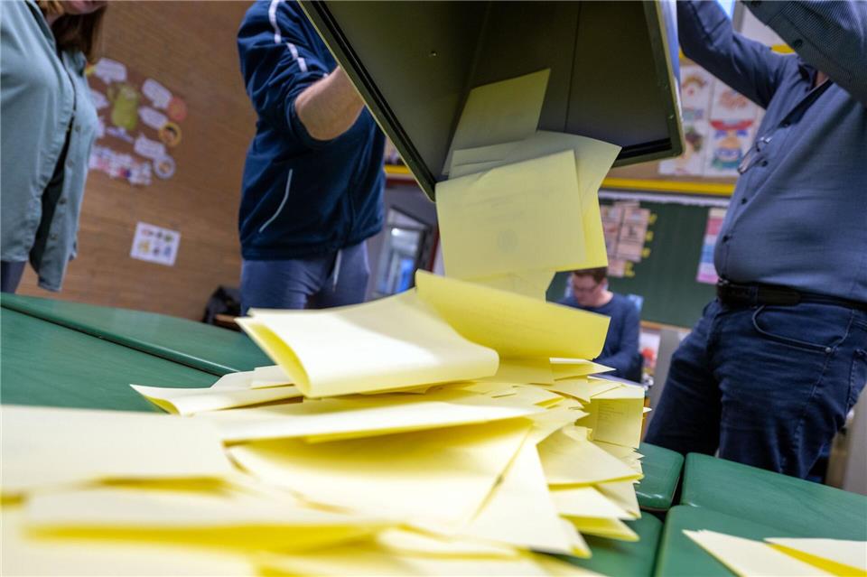 In Schwaben muss der Gemeinderat eines Dorfes abermals gewählt werden. (Symbolbild) Pia Bayer/dpa