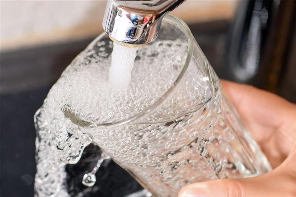 In Schwangau im Allgäu muss das Trinkwasser aktuell abgekocht werden. (Symbolfoto)Patrick Pleul/dpa-Zentralbild/dpa