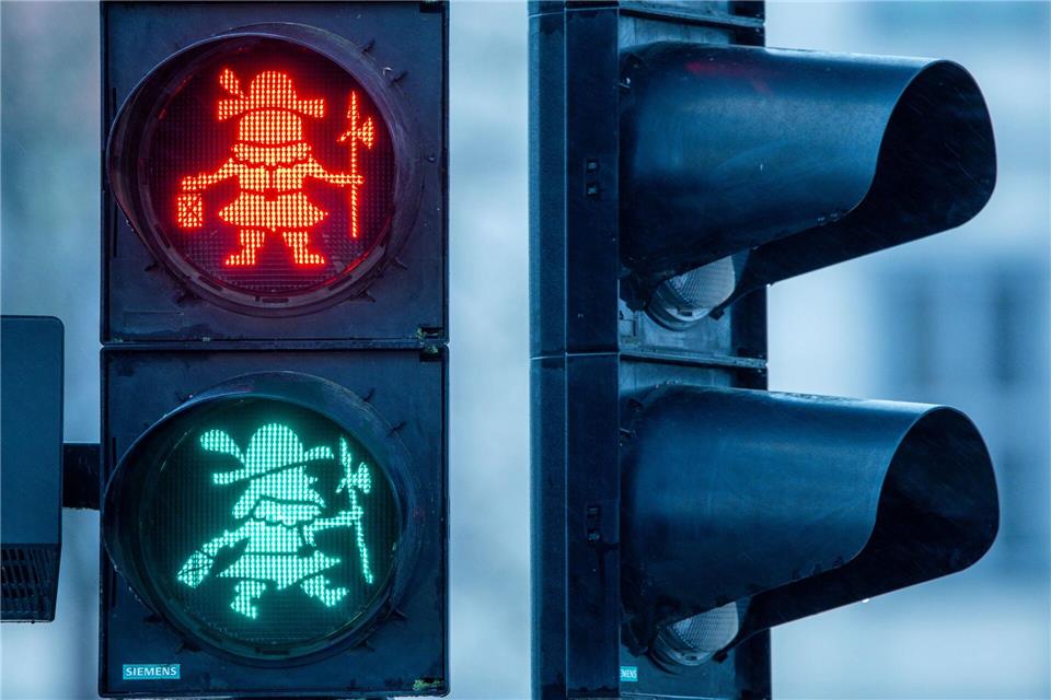 In Schwerin erleichtert das Petermännchen die Straßenüberquerung. (Archivbild)Jens Büttner/dpa