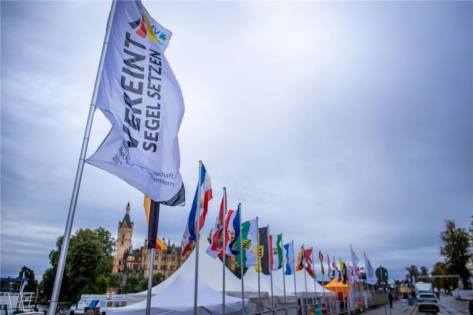 In Schwerin haben mit dem Bürgerfest die zentralen Feierlichkeiten zum Tag der Deutschen Einheit begonnen.Jens Büttner/dpa