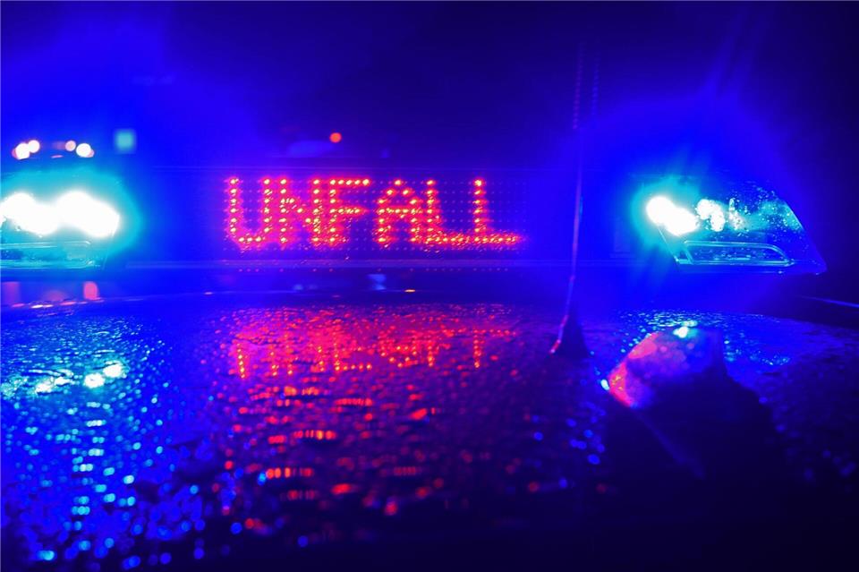 In Schwerin wurde ein Auto durch eine Straßenbahn in einen See geschleudert. (Symbolbild)Stefan Puchner/dpa