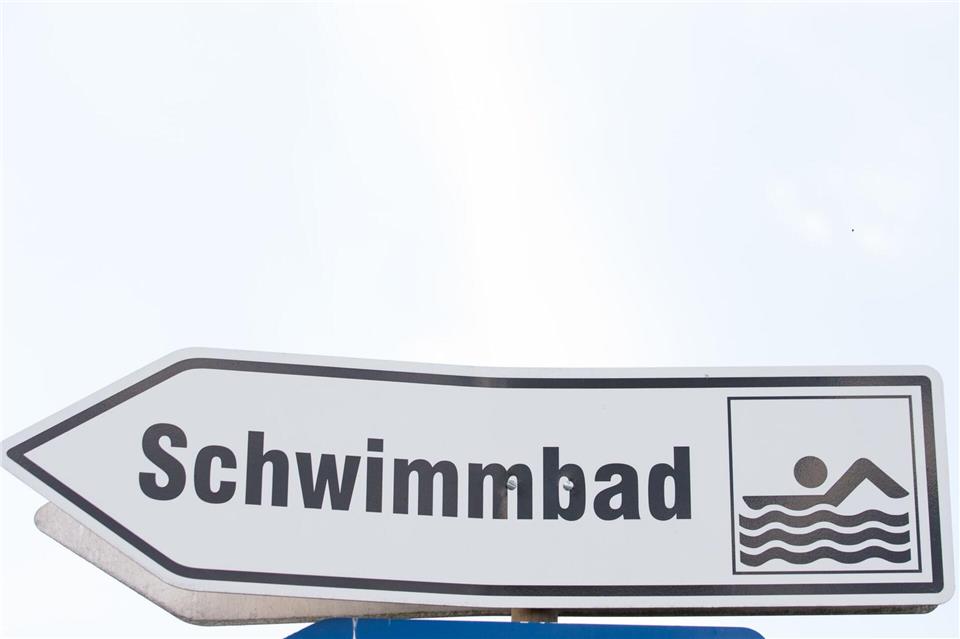 In Schwimmbädern wird nicht nur geschwommen - auch oft geklaut. (Symbolbild)Friso Gentsch/dpa
