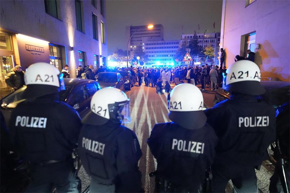 In Seitenstraßen mussten die Einsatzkräfte für Ordnung sorgen. Marcus Brandt/dpa