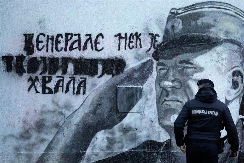 In Serbien wird Mladic bis heute als „Held“ verehrt, die politische Führung leugnet den Völkermord von Srebrenica. (Archivbild) Darko Vojinovic/AP/dpa